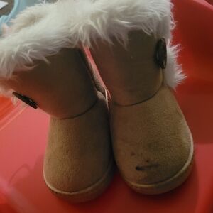 Source Unknown Tan Kids Boots with White Fur